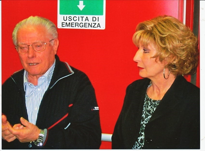 Piero Bambi  mentre viene intervistato da Paola Leoni di Tele Iride Mugello