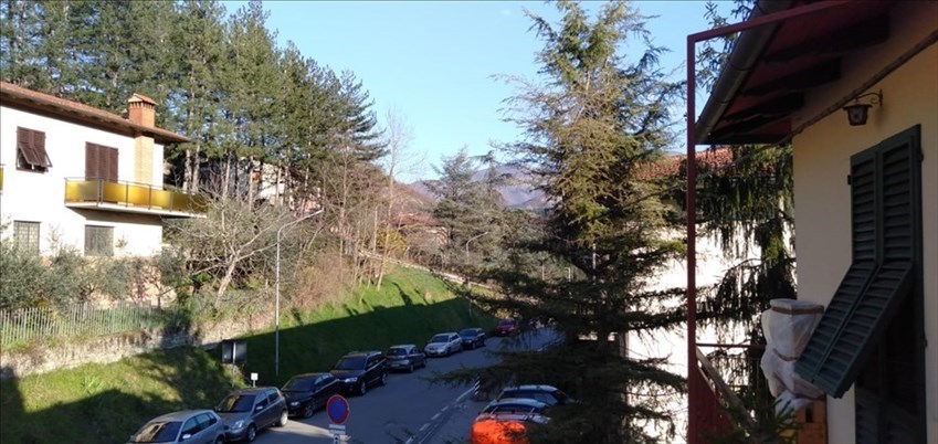 Foto (dal balcone di una civile abitazione) su via Falterona, in ambo le direzione Castagno- San Godenzo