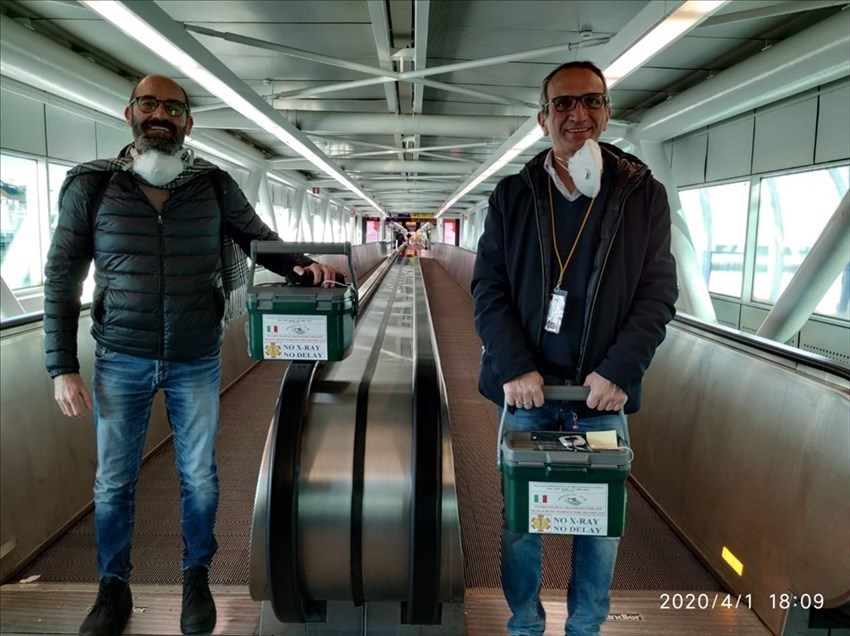 Michele e Federico all'aeroporto di Fiumicino hanno preso in consegna cellule da colleghi stranieri