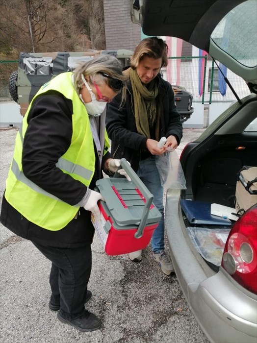 Nadia prende in consegna le cellule dal collega austriaco nella "terra di nessuno" al confine italo-austriaco di Tarvisio