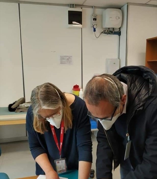 Michele e Barbara prendono in consegna le cellule da un collega tedesco all'ufficio di sanità dell'aeroporto di Roma Fiumicino