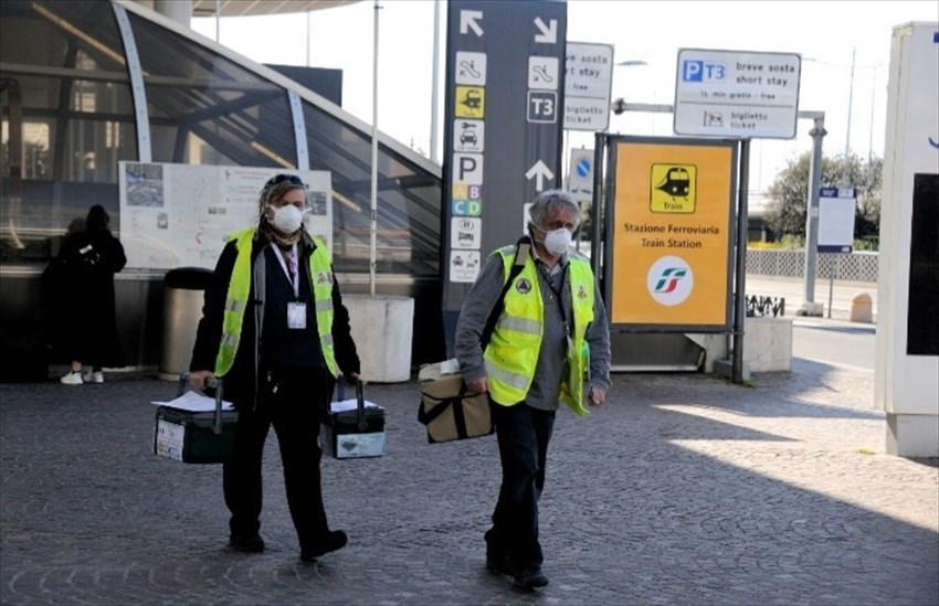 Massimo e Nadia prendono in consegna tre "doni" all'aeroporto di Roma Fiumicino da colleghi tedeschi