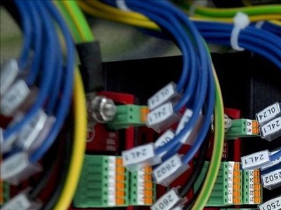 Si allaccia a un palo della luce per rubare corrente elettrica: denunciato