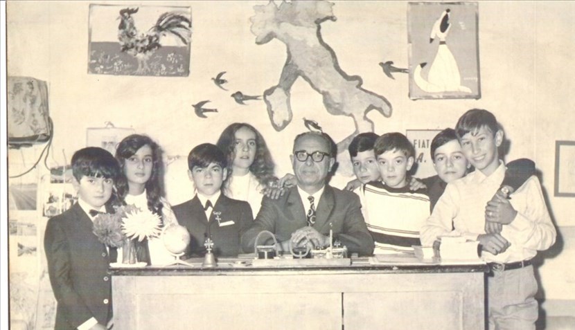 Una immagine del Maestro Cav. Carlo Alessi con una sua scolaresca a Villore.