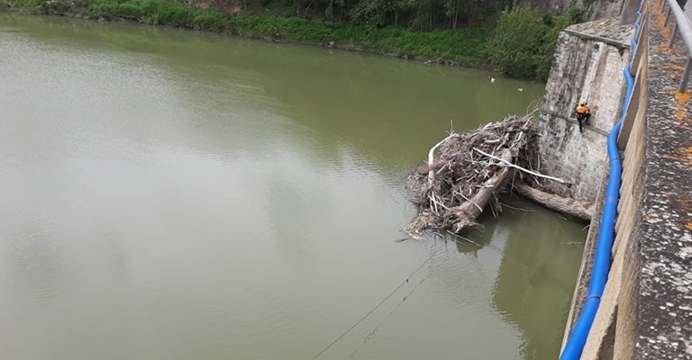 Intervento "acrobatico" del consorzio sul Ponte di Rignano