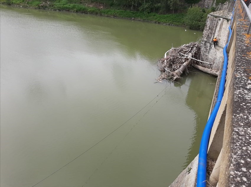 Intervento "acrobatico" del consorzio sul Ponte di Rignano