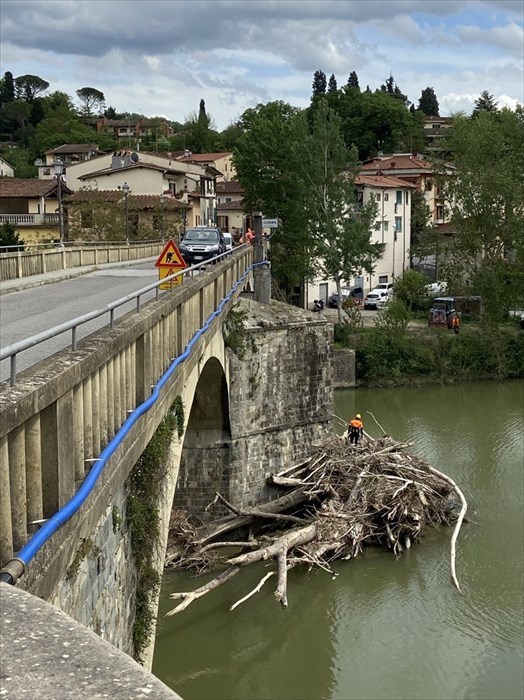 Intervento "acrobatico" del consorzio sul Ponte di Rignano