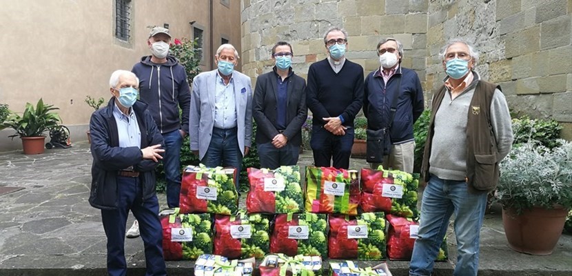 La consegna dei pacchi alla Parrocchia di Borgo San Lorenzo