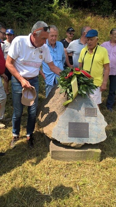 Renzo marinai durante l’inaugurazione del Cippo  in località Favale sul passo del Giogo in ricordo del pilota dalla Ferrari Gunther Klass