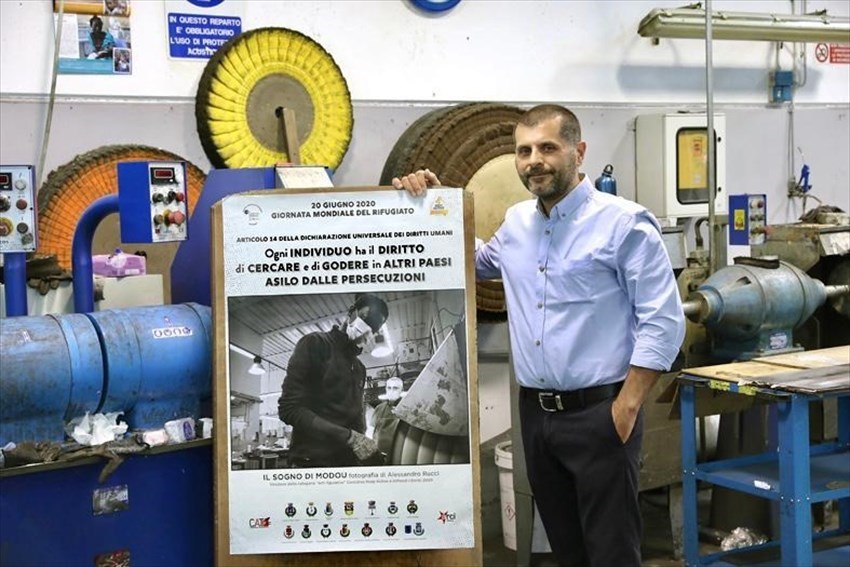 Il fotoamatore Alessandro Rucci, vincitore del concorso artistico “KEEP ACTIVE e DIFFONDI I  DIRITTI”, assieme alla foto "Il sogno di Modou"