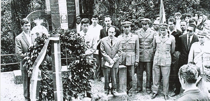 Una lontana cerimonia davanti al Cippo a Padulivo