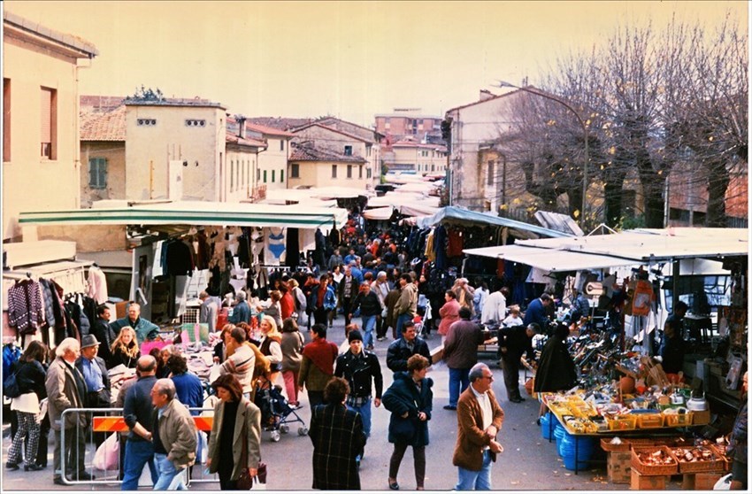 Il mercato di Borgo in una foto storica