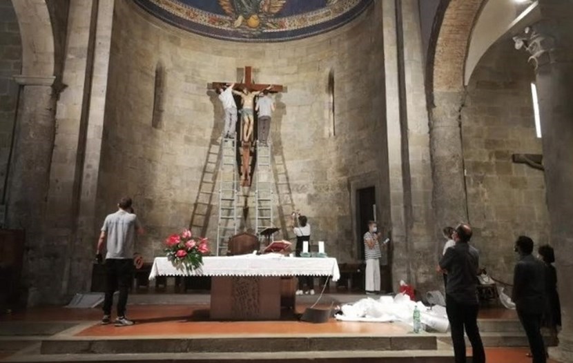 Il ritorno della statua lignea del Crocifisso alla presenza della dott.ssa Jennifer Celani e della dott.ssa Angela Matteuzzi.