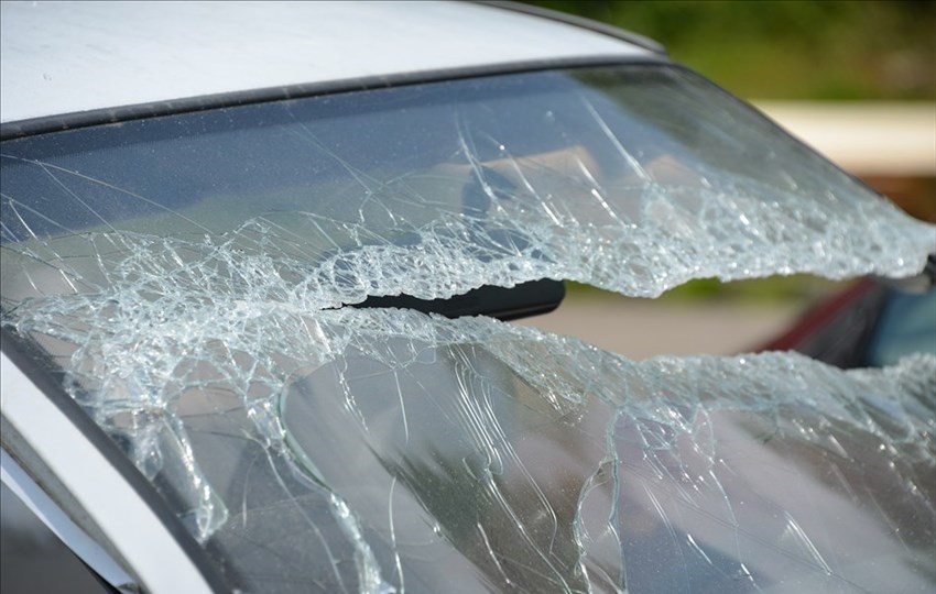 Auto con vetro rotto