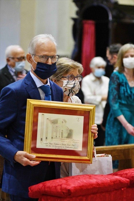 Beppe Fredducci con la pergamena dell’organo Stefanini.