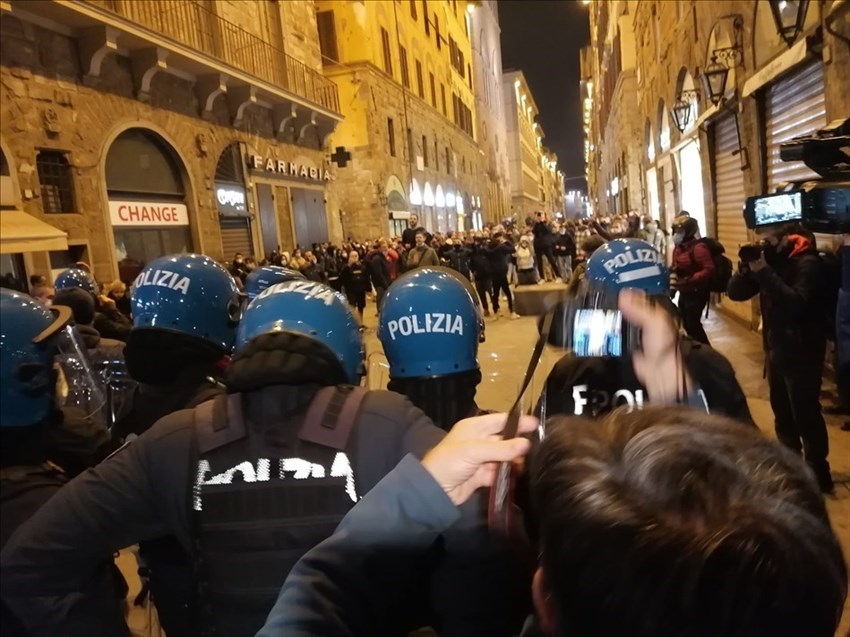 Dalle prime immagini dei manifestanti pacifici, fino agli scontri con la Polizia