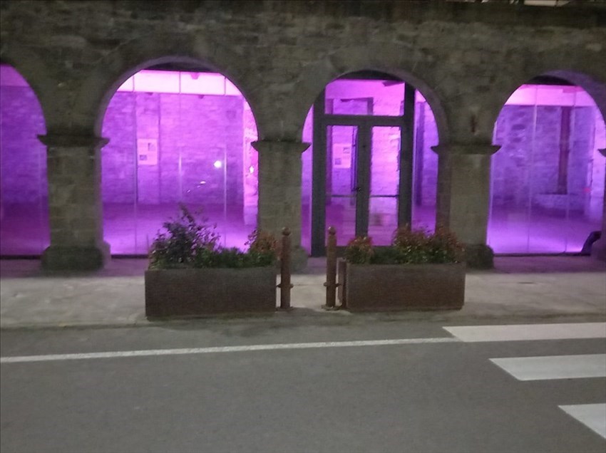 Sacrato dell'abbazia San godenzina a San Godenzo illuminato di rosa per la Giornata Internazionale contro la violenza sulle donne