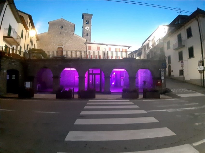 Sacrato dell'abbazia San godenzina a San Godenzo illuminato di rosa per la Giornata Internazionale contro la violenza sulle donne