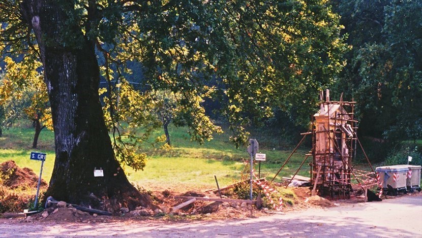 Il Tabernacolo a destra nella sua attuale posizione; a sinistra la querce che poi, dopo pochi anni (2013), crollerà.