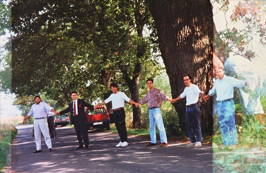 Ci vollero sei giovani per completare la catena; da sinistra dopo i due giovani che si fermarono, Leonardo Banchi, Paolo Giovannini, Simone Berti e Marco Crescioli