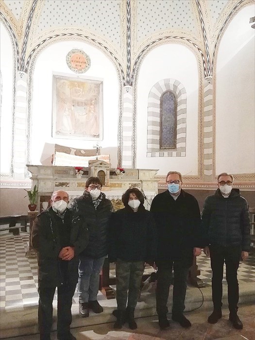 Da sinistra Maurizio, Roberta e Catia di Camaggiore, promotori della riapertura della Pieve insieme a don  don Aldo Menichetti e don Luciano Marchetti