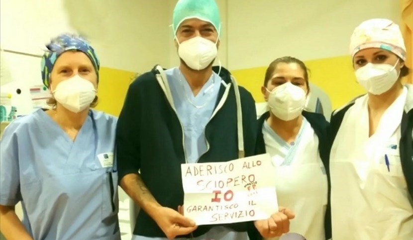 Il cartello esibito dagli infermieri