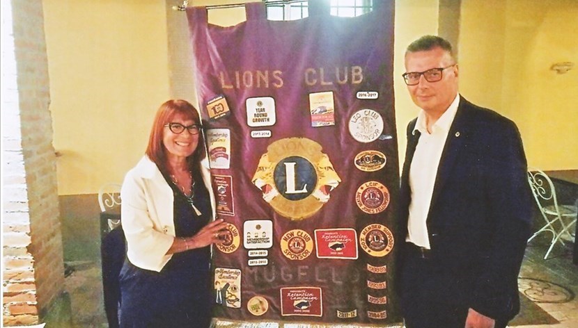 Da sinistra il socio Giovanna De Palma con Giovanni Belli, presidente del Lions Club Mugello.