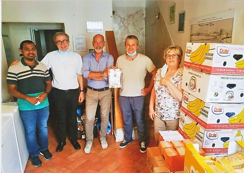 Una foto di repertorio del  scorso giugno 2020 con le derrate alimentari consegnate alla Caritas di Borgo San Lorenzo.