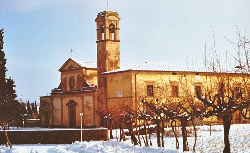 La Chiesa di Santa Maria a Olmi sotto la neve.