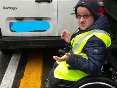 Inciviltà gratuita a Borgo. La foto di un lettore