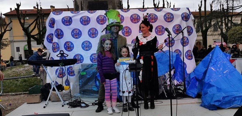 Carnevale Borgo. La famiglia del Cappellaio Matto è la maschera più bella della prima sfilata
