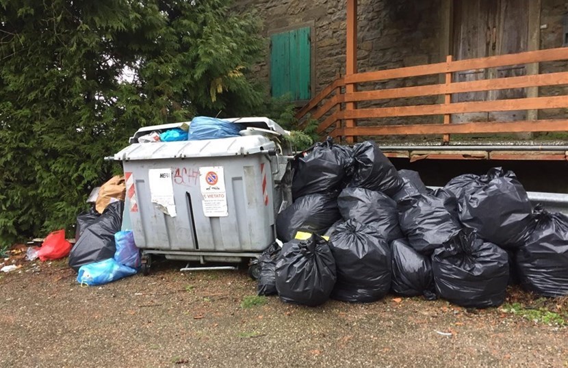Firenzuola. Cassonetti 'presi d'assalto' e rifiuti abbandonati. Finisce qui ciò che sfugge al porta a porta?