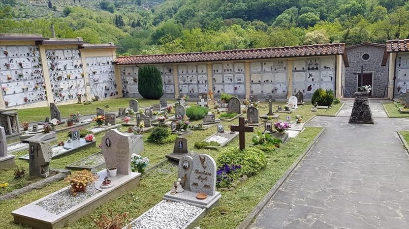 Cimiteri. Erba tagliata a Luco e Ronta, foto del giorno