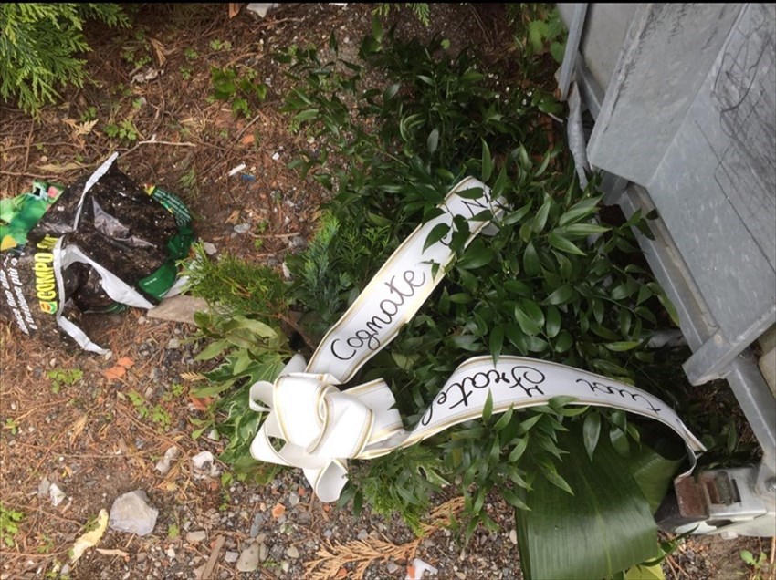 Anche una corona funebre tra i rifiuti abbandonati. Foto del giorno