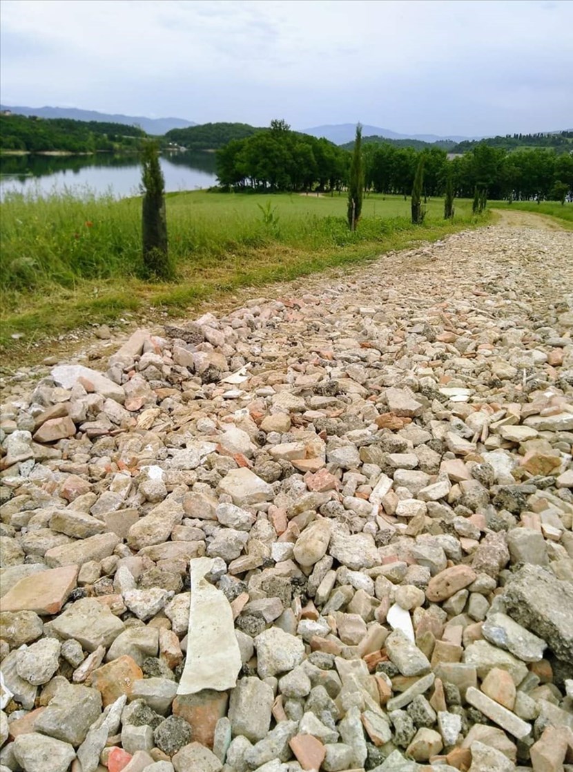 Bilancino & la strada di Moriano. Il materiale utilizzato non piace