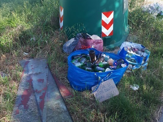 Storie di inciviltà. Tutto quel vetro abbandonato (fuori dalla campana) a Mirandola