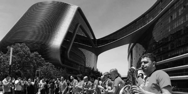 I Funk Off si esibiscono davanti al Sky Soho di Shangai