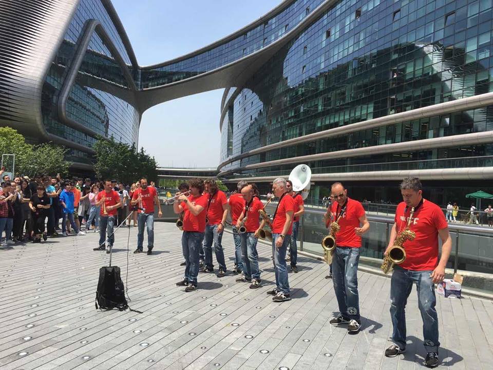 I Funk Off si esibiscono davanti al Sky Soho di Shangai