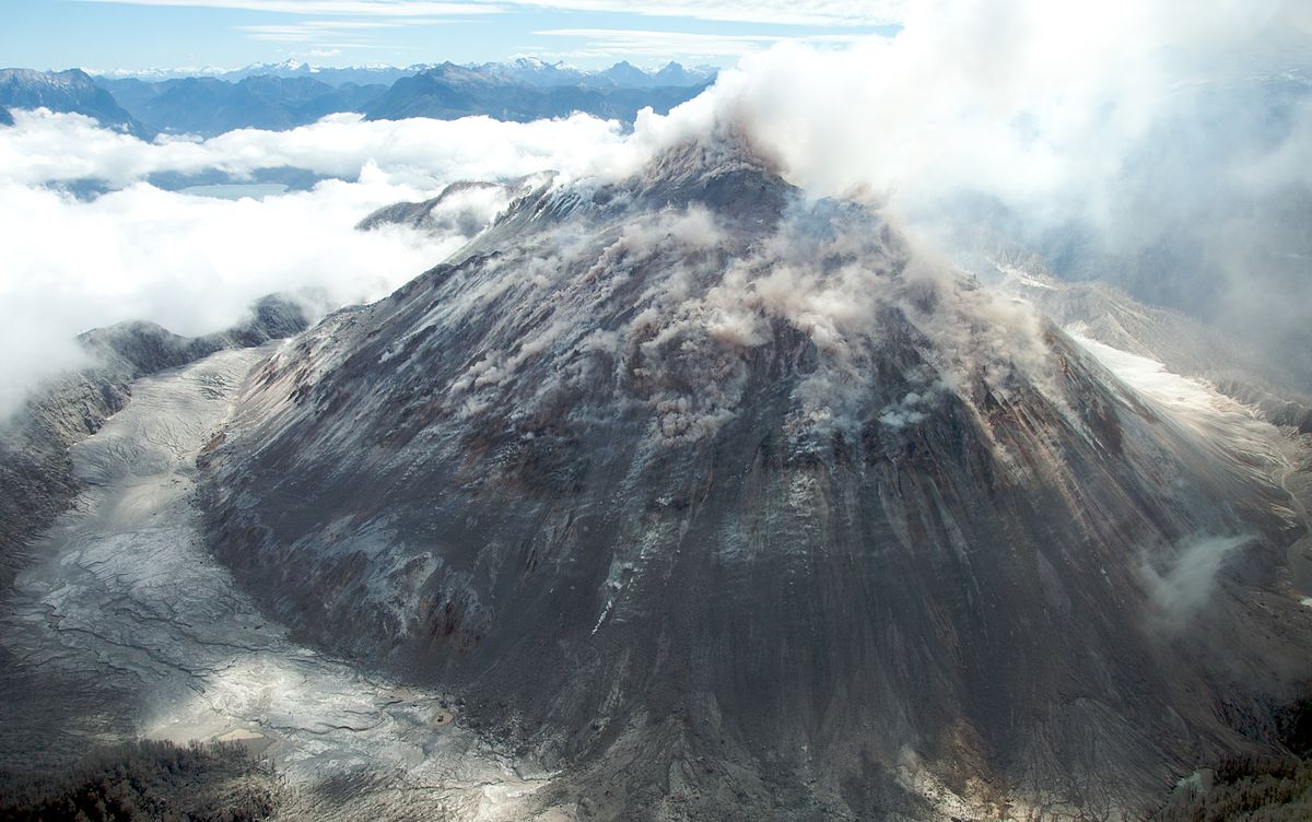 AI piedi del Vulcano Chaitén. In moto fino alla fine del Mondo