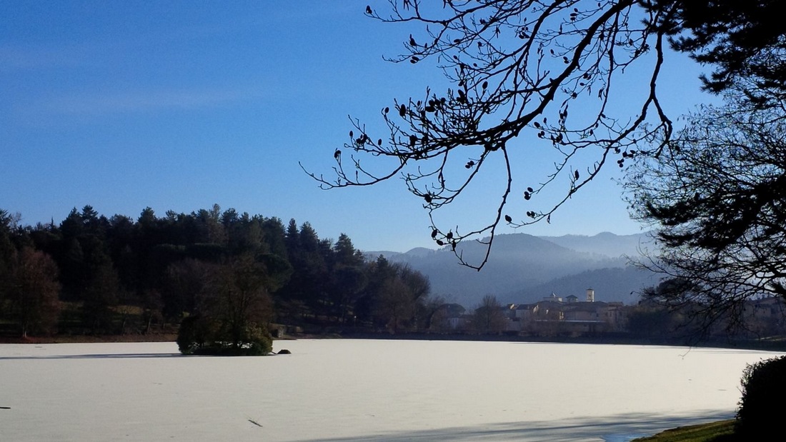 Il lago ghiacciato è da favola. Accade a Vicchio, foto del giorno