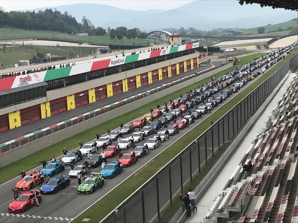 Porsche schierate in pista. Grande 'colpo d'occhio' al Mugello