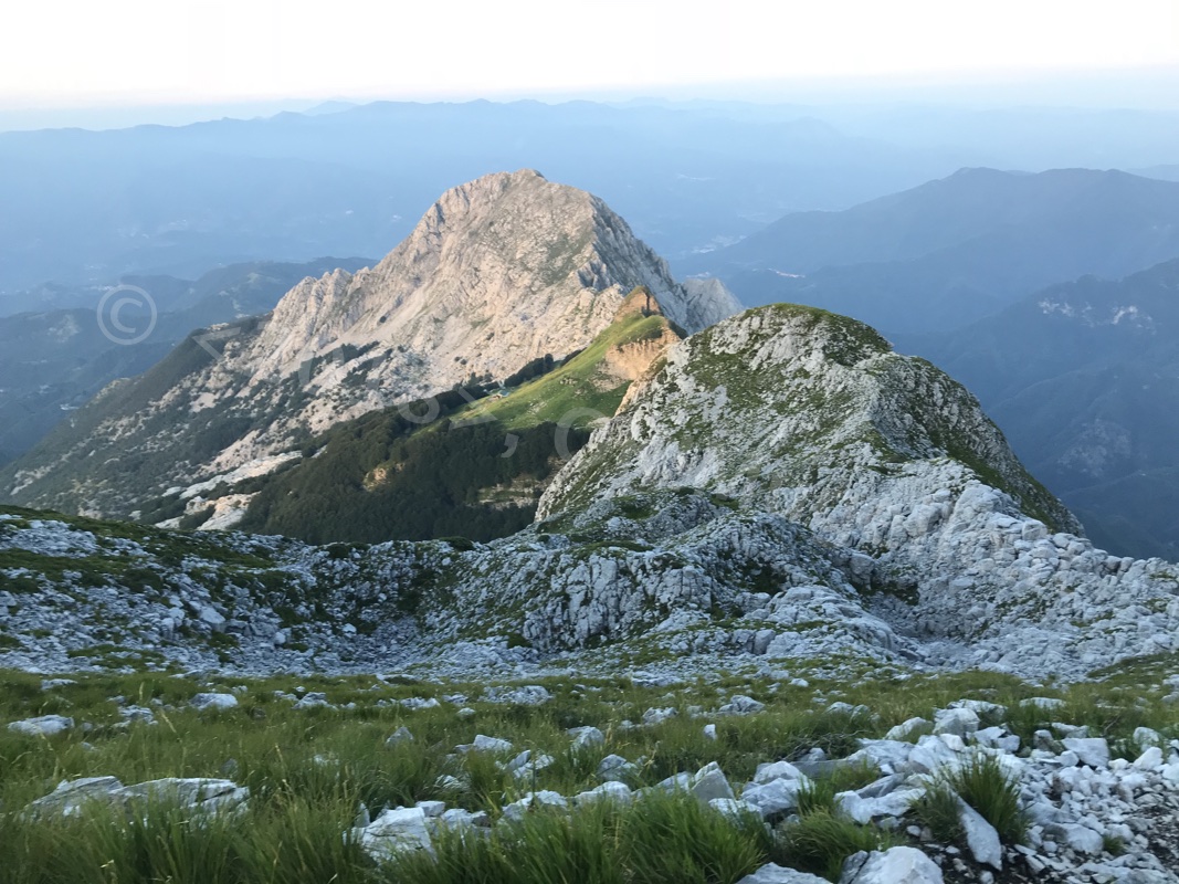 La Luna Rossa e l'alba in Apuane. Dall'obiettivo di Alessio Orlandini e Saverio Zeni