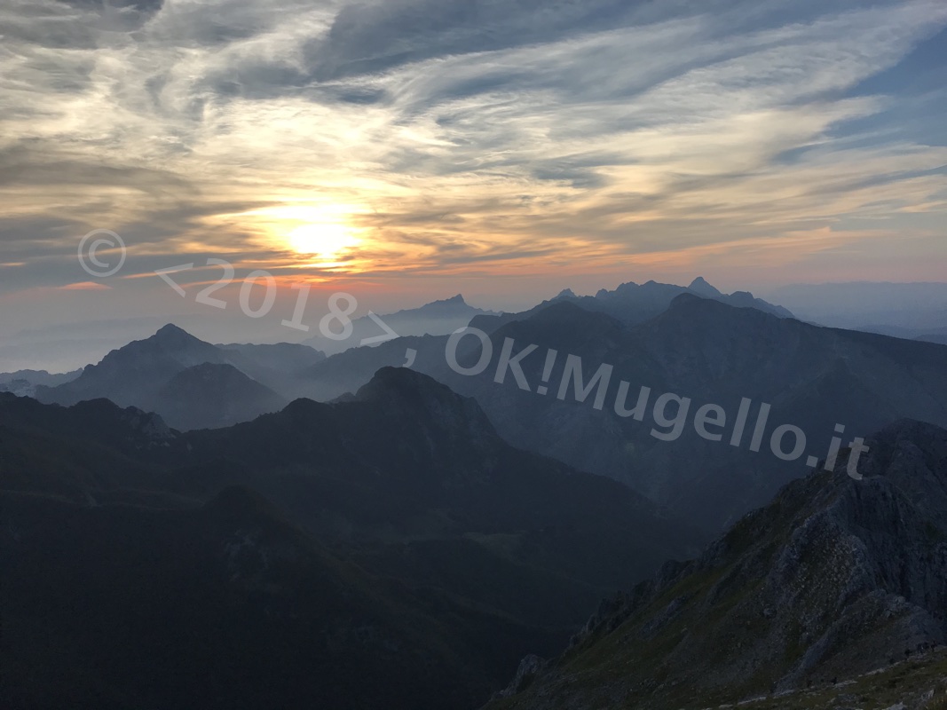 La Luna Rossa e l'alba in Apuane. Dall'obiettivo di Alessio Orlandini e Saverio Zeni