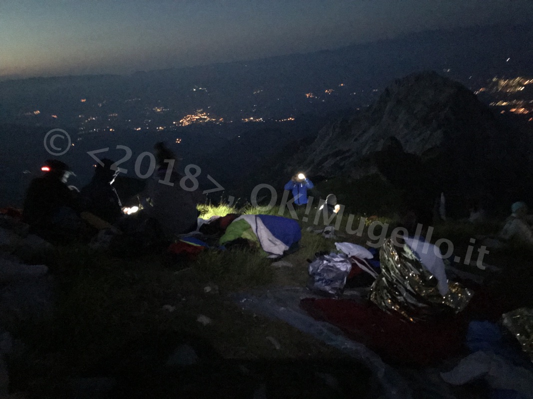 La Luna Rossa e l'alba in Apuane. Dall'obiettivo di Alessio Orlandini e Saverio Zeni