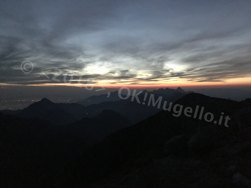 La Luna Rossa e l'alba in Apuane. Dall'obiettivo di Alessio Orlandini e Saverio Zeni