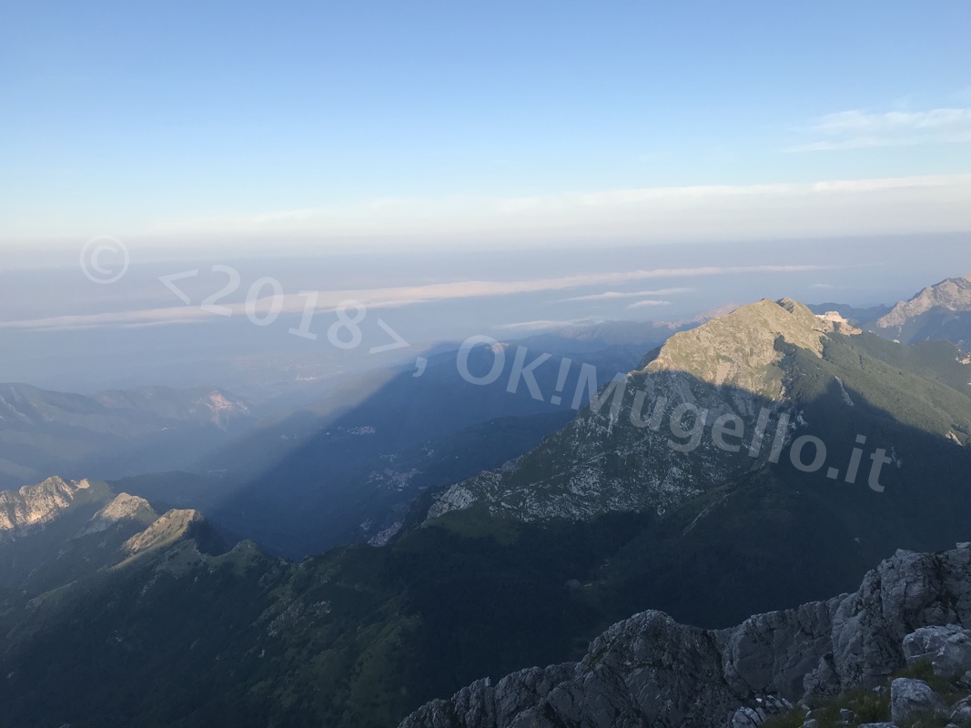 La Luna Rossa e l'alba in Apuane. Dall'obiettivo di Alessio Orlandini e Saverio Zeni