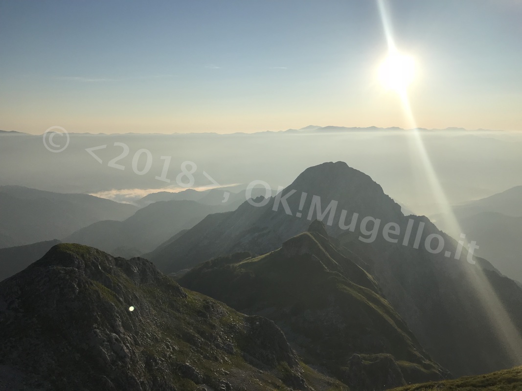 La Luna Rossa e l'alba in Apuane. Dall'obiettivo di Alessio Orlandini e Saverio Zeni