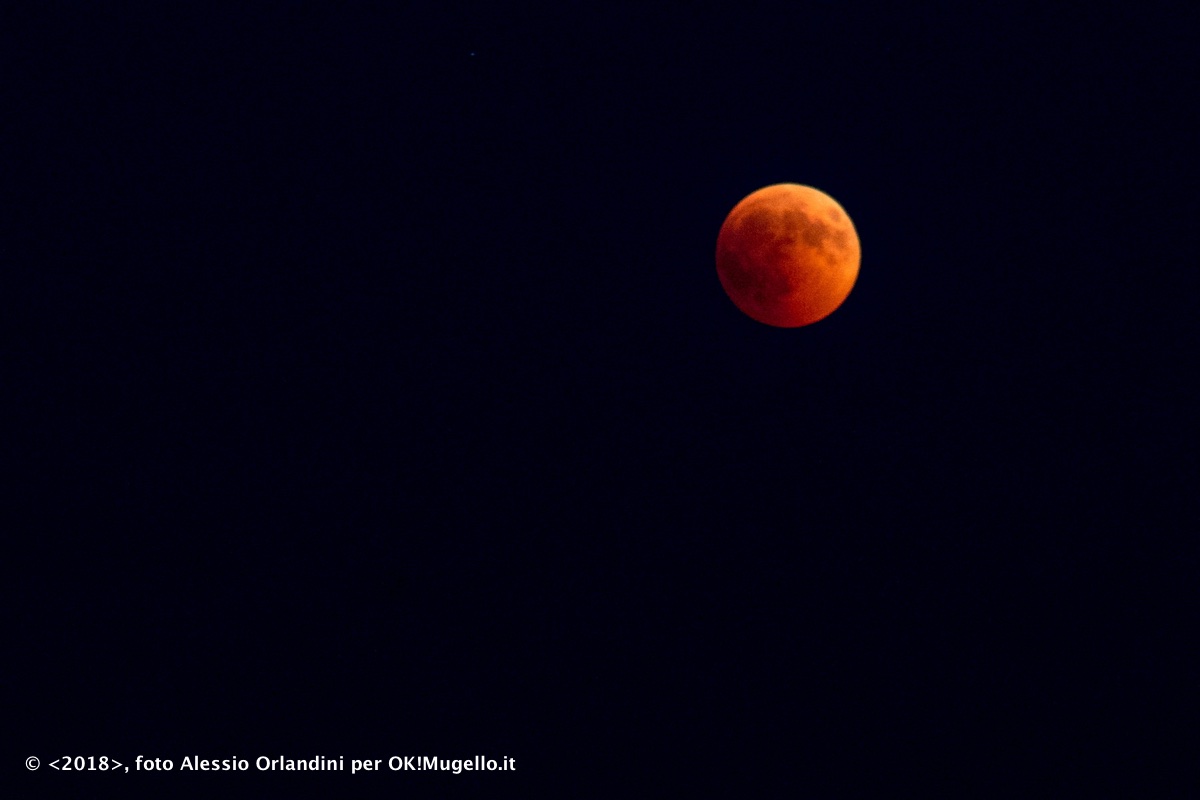 La Luna Rossa e l'alba in Apuane. Dall'obiettivo di Alessio Orlandini e Saverio Zeni