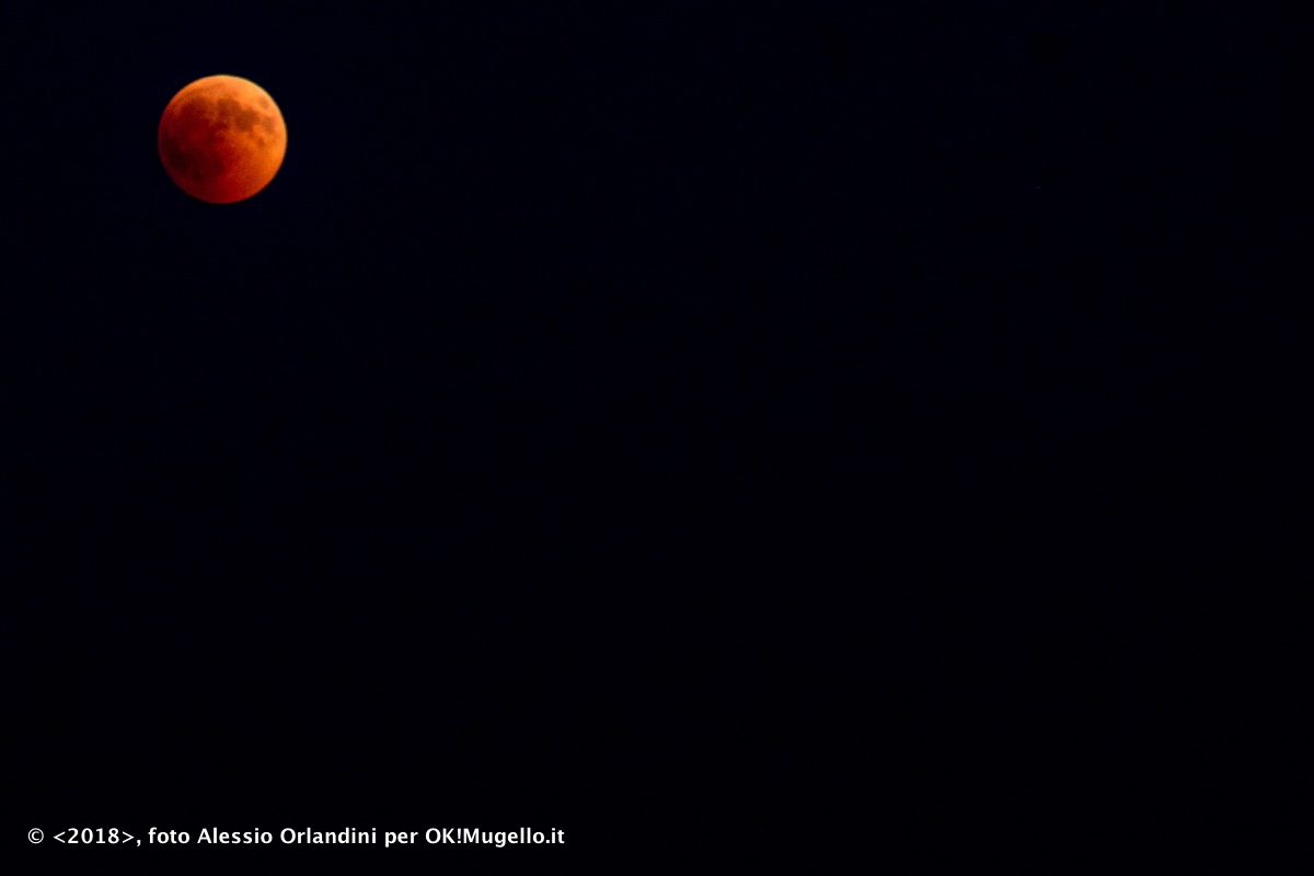 La Luna Rossa e l'alba in Apuane. Dall'obiettivo di Alessio Orlandini e Saverio Zeni