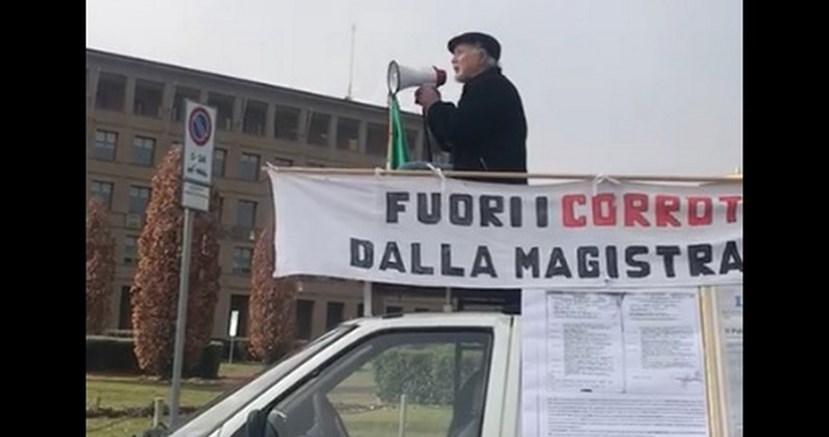 Gino Sannino stamani ha protestato davanti al Tribunale di Firenze